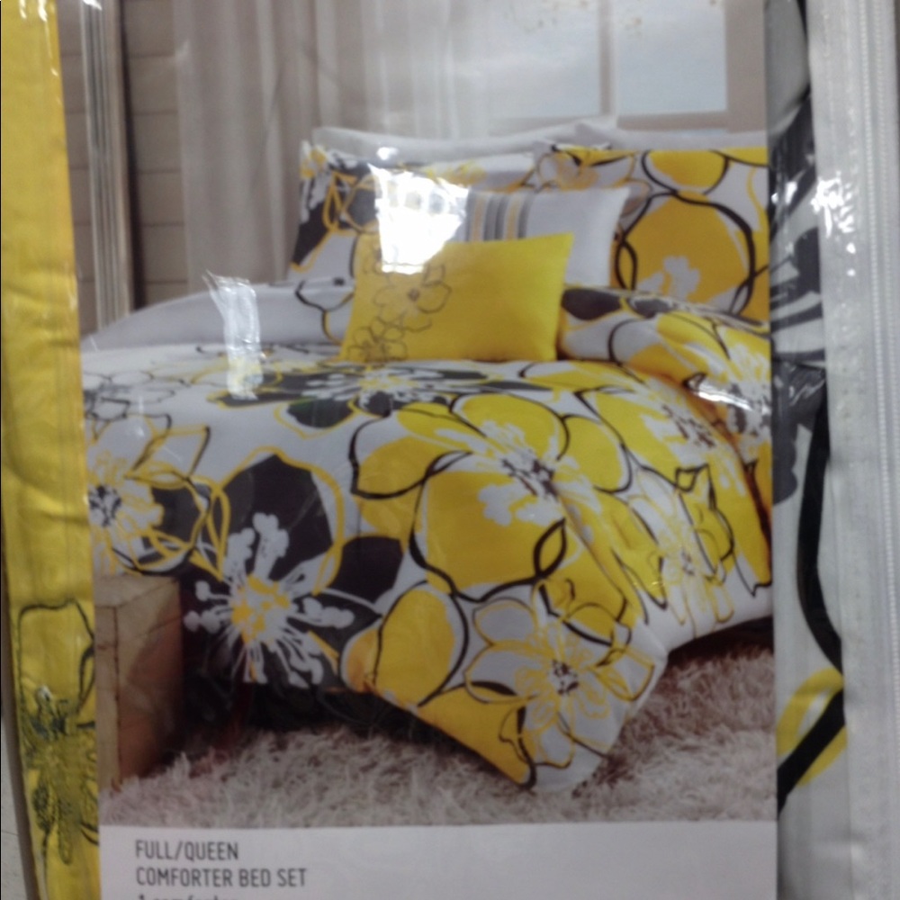 Bedspread, Queen size w/decorative pillows. Yellow/white floral. Brand:studioA